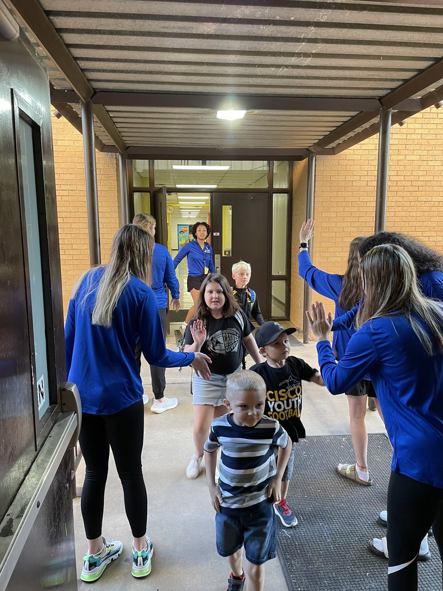 CiscoWbb's tweet photo. Brought the energy to Cisco Elementary this morning with High Five Friday! A school full of students ready to attack the classroom. 
Have a great homecoming!
#energy 
#goloboes 
@TheCiscoLoboes https://t.co/yijoXia1GK