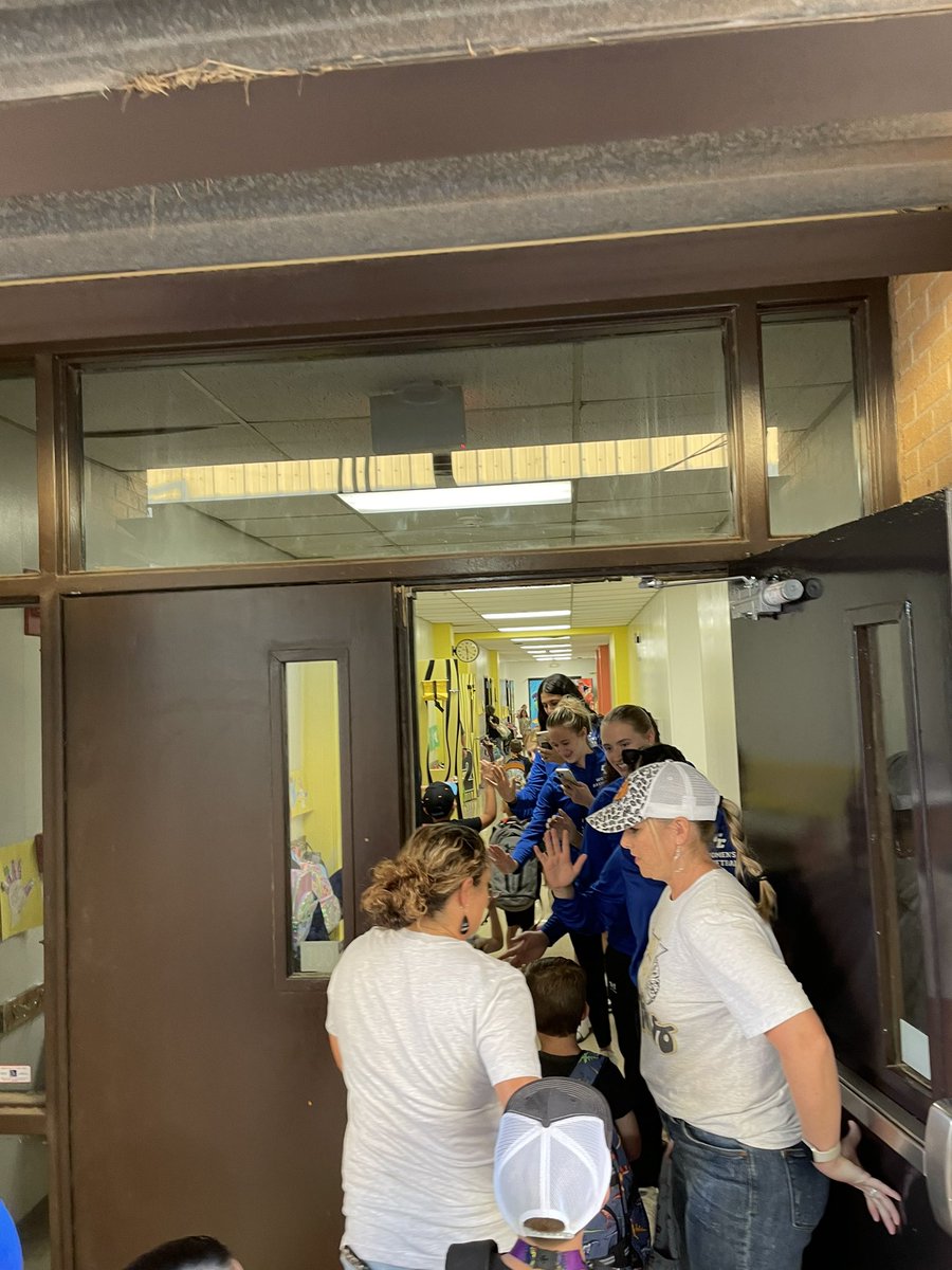 CiscoWbb's tweet photo. Brought the energy to Cisco Elementary this morning with High Five Friday! A school full of students ready to attack the classroom. 
Have a great homecoming!
#energy 
#goloboes 
@TheCiscoLoboes https://t.co/yijoXia1GK