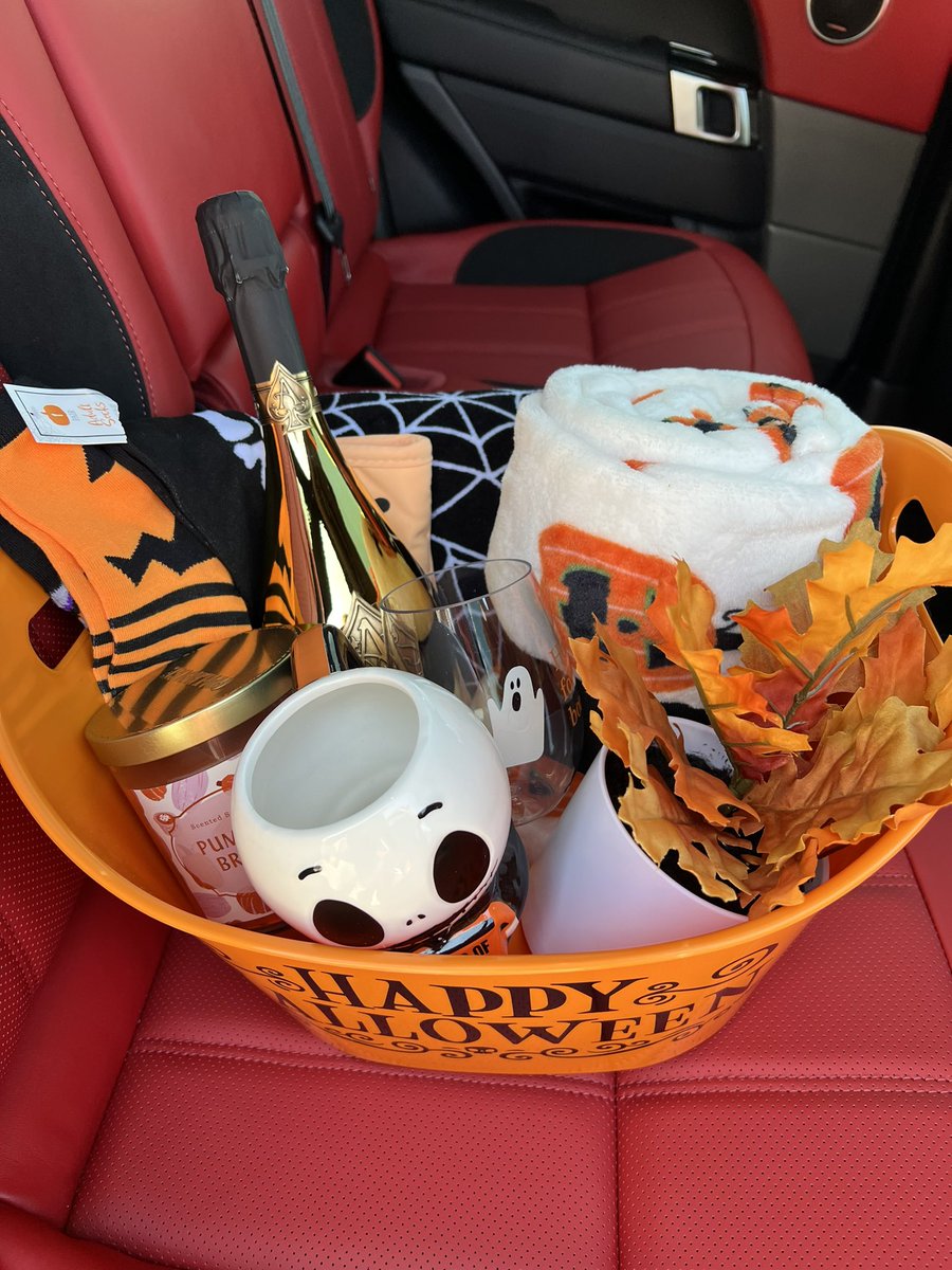 benwegmann's tweet photo. My clients close on their new home today, y’all think they’ll like their spooky basket? 🎃 https://t.co/fjDiWdoOFY