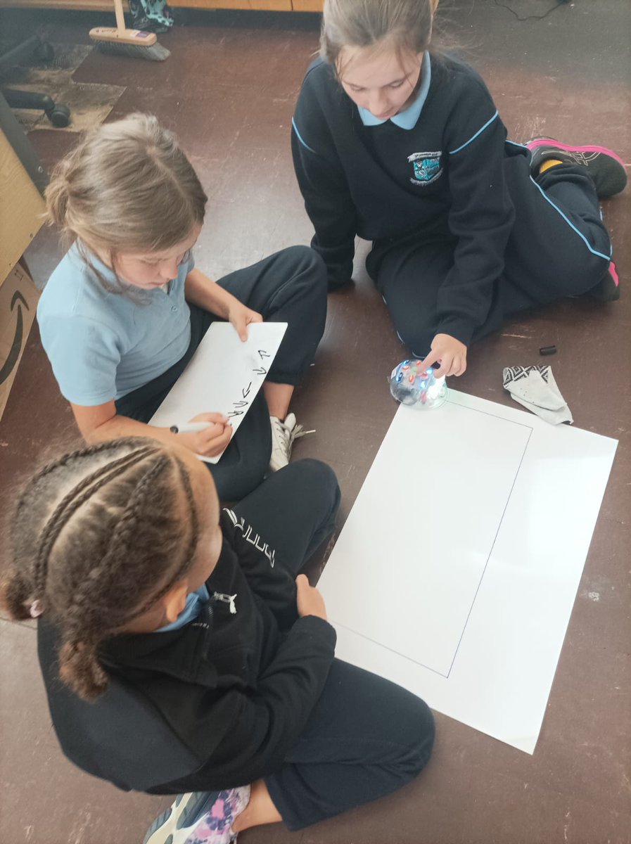 stmarysnsLK's tweet photo. Busy day in 3rd class today with Ms Gloster leading a fantastic STEM lesson and Ms McNamara displaying their amazing self portraits #BusyClass #STEM #FridayFun https://t.co/Pyc1kS3Ann
