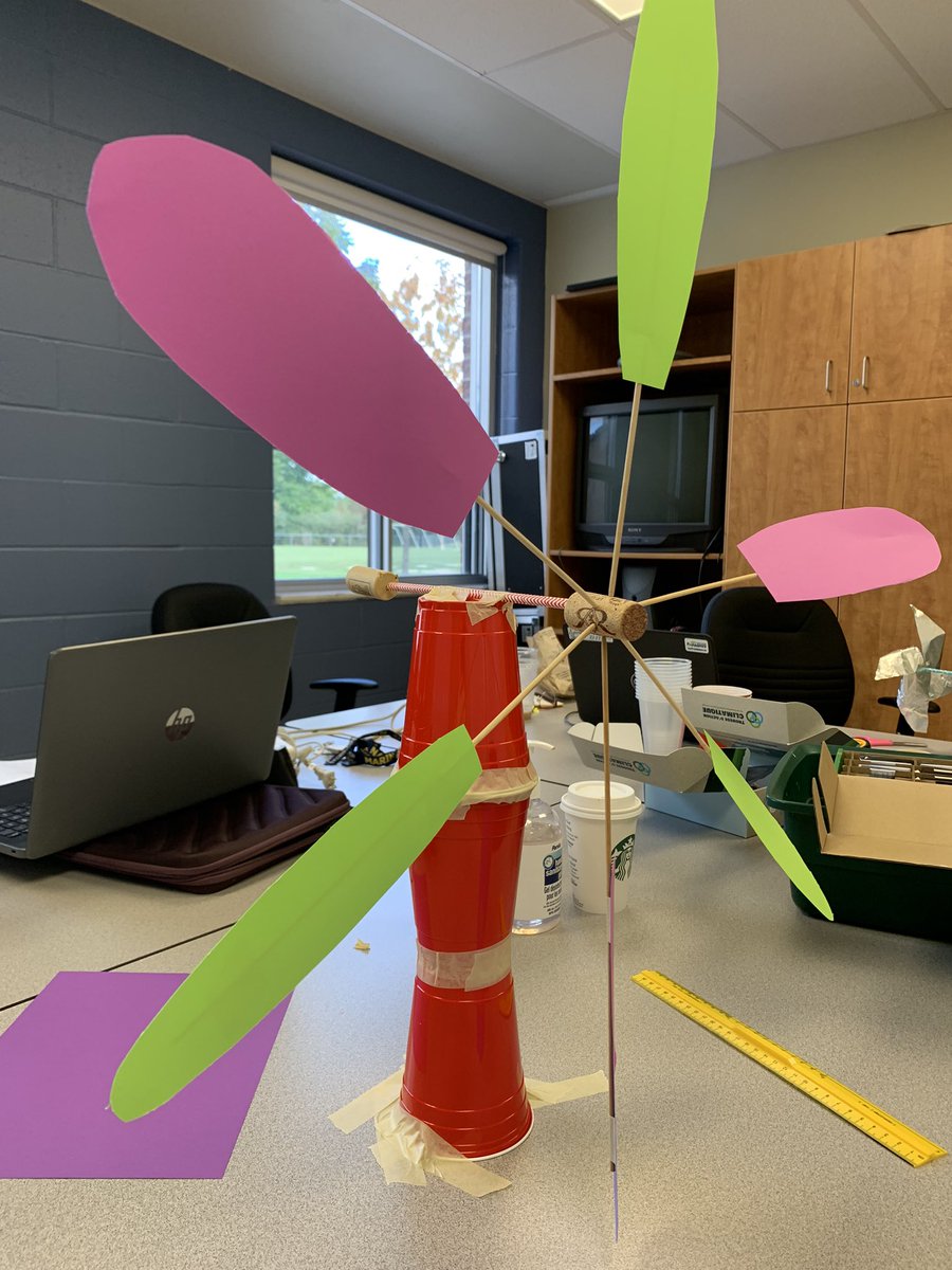 mmetaylorgrace's tweet photo. Ça roule (ou vole) ici à @ECStDSavio lors de notre journée de pédagogique! De beaux apprentissages authentiques au sujet des stiams! #CscProvidence #stim #stiams https://t.co/rfzNinIBs8