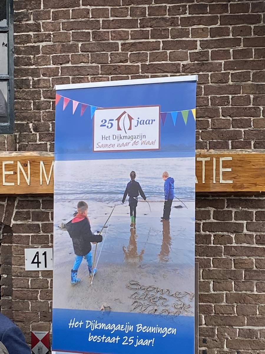 Daphne_Bergman's tweet photo. 25 jaar @dijkmagazijn Samen naar de Waal. Vz Van Ingen: bijzonder nu komen de kinderen van toen met hun (klein) kinderen naar het Dijkmagazijn. Mooi en waardevol https://t.co/uYaPa1twKM