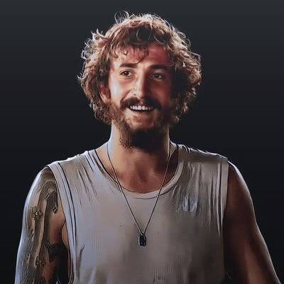 28 yıl önce bugün kalbimizden önce bi yerlere şimşekler çakmış o güzel enerjinle hayatımıza girmişsin ne kızgınken ne mutluyken çizgini bozmadın seni seyrettiğimiz her gün bizi gururlandırdın bir yarışmacı olmaktan sıyrılıp öz abimiz oldun iyi ki doğdun babako iyi ki varsın ❤️‍🔥⚡️