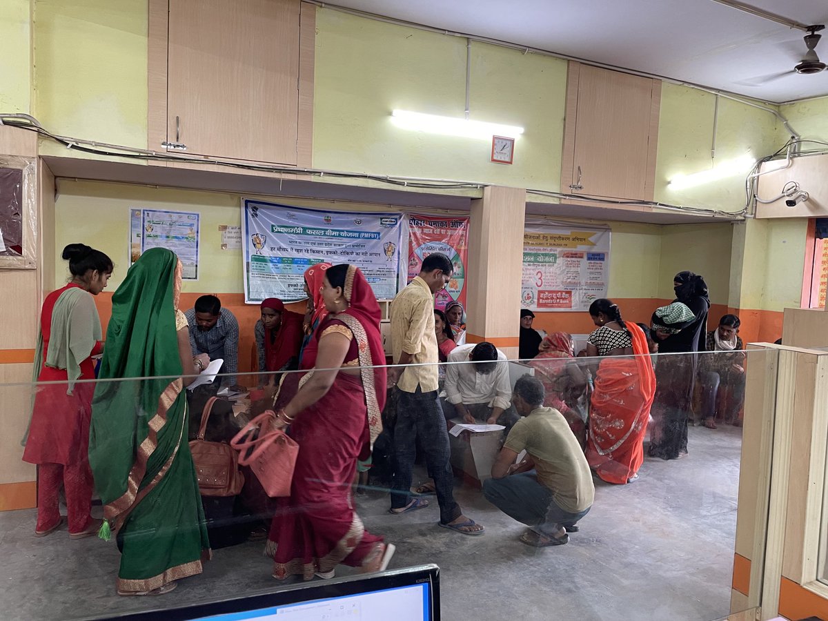 2019Seema's tweet photo. #SaveGraminBanks ये ग्रामीण बैंक की शाखा है जहां ग्राहक इतने सुकून से बैठे हैं जैसे मन वैसे बैठे हैं, क्या ये सम्भव है निजी बैंक में?? ⁦@PMOIndia⁩ ⁦@nsitharamanoffc⁩ सरकारी सम्पत्ति को लूटना बंद करो https://t.co/rmyXNgrdMz