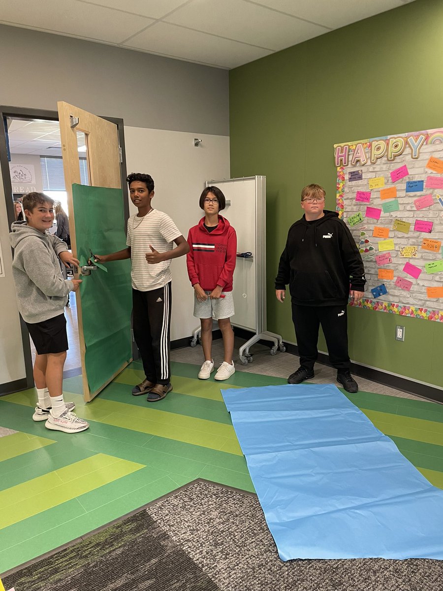 mrsjerger's tweet photo. @erms_DCSD working on our SOAR door contest. #studentled #motivatedstudents #full teacher❤️ https://t.co/HF0543RuOz