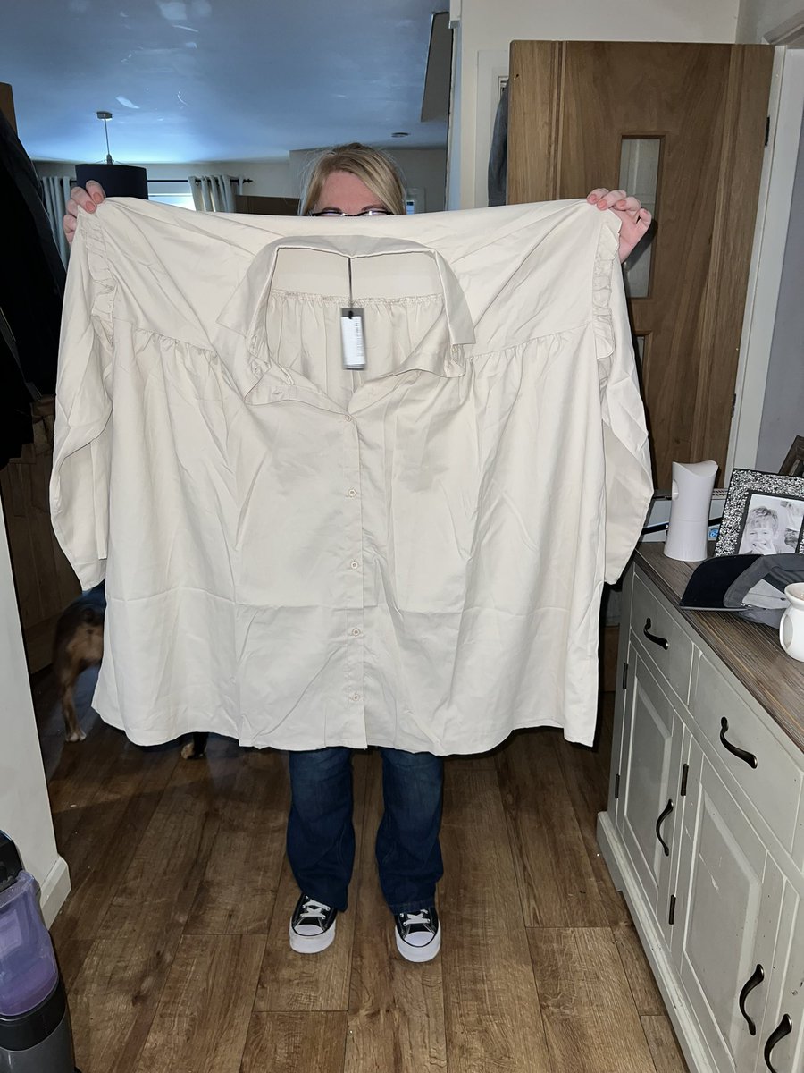 princessroyle27's tweet photo. @boohoo ordered the one on the left. Received the one on the right!! This is ridiculous!! https://t.co/NoJsFxOzaI