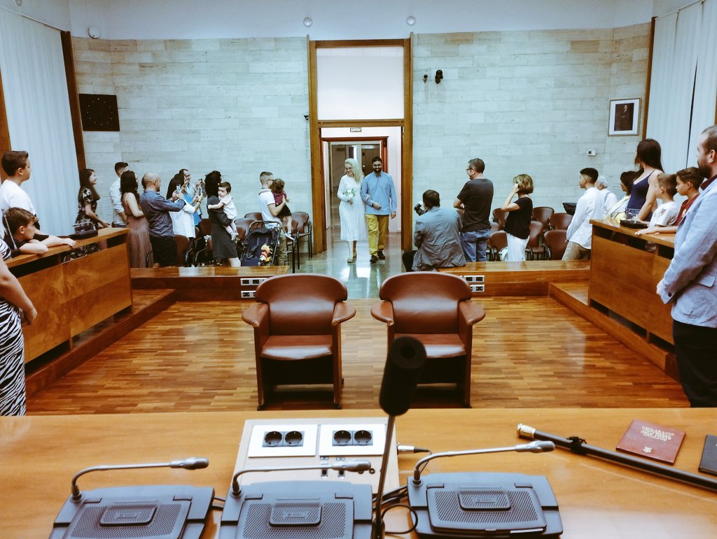 Lluna_nana's tweet photo. Casar a gent bonica i amiga a la sala de plens, és una de les coses que puc fer com a regidora de @CridaSabadell que més m'emocionen 🥰
Sigueu feliços i estimeu-vos! https://t.co/EsGVZsZuJ9