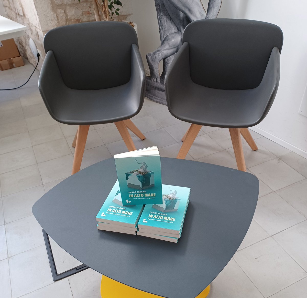 LaLineaLaterale's tweet photo. #inaltomare on tour 🌊🚅📚
Prima presentazione assoluta al festival #Lectorinfabula di #Conversano andata benissimo. Ora sotto col tour torinese. Vi farò sapere a breve le date! @add_editore #libri #mare #puglia https://t.co/IjQYTwDsdZ