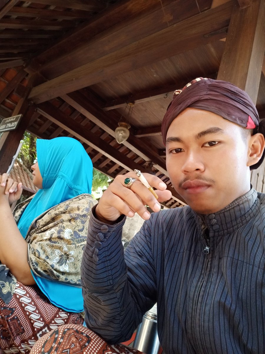 SirihMerah_'s tweet photo. Manungso Sejati Mono Nora Bakal Kengguh Marang Kahanan
Nanging Kosok Wangsule
Kahanan Ingkang Bakal Kapurbo Kawaseso Dining
Manungso Ingkang Sampun Weruh Marang Sejatine. 
Sebab Yen Wus Weruh Marang Sejatine Ateges Wus Biso Nyampurno (Nunggal) Klawan Suci. 🔱 https://t.co/G9jMmKewXP