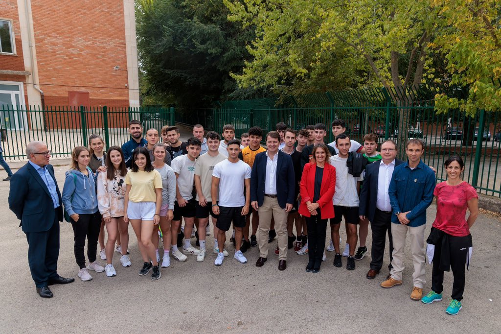 alferma1's tweet photo. Más apoyo a las familias para afrontar el curso escolar ante la situación económica. Hasta 3.000 euros de ahorro por alumno con el aumento de las ayudas de la Junta. #CYLProtege https://t.co/5cN9CbZX4F