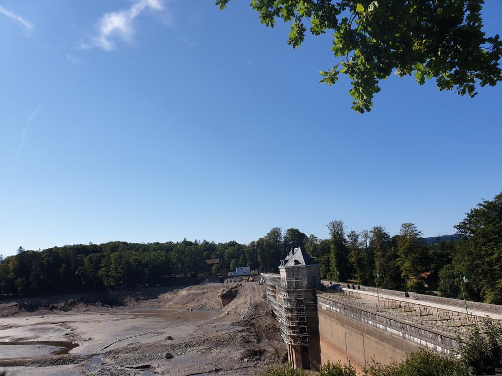 Prefet58's tweet photo. #JEP2022| la sous-préfète de Château-Chinon Yosr Kbairi s'est rendue à l'exposition des travaux de rénovation du barrage des #Settons organisée par La Camosine et la direction départementale des territoires de la #Nièvre https://t.co/mNf7FAhRVX