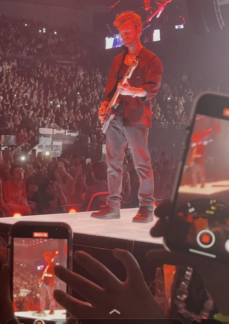 MY FRIEND SENT ME THIS SNDNJSKAKANWJWISISJ SHE TOOK THAT PIC <a href="/finneas/">FINNEAS</a>