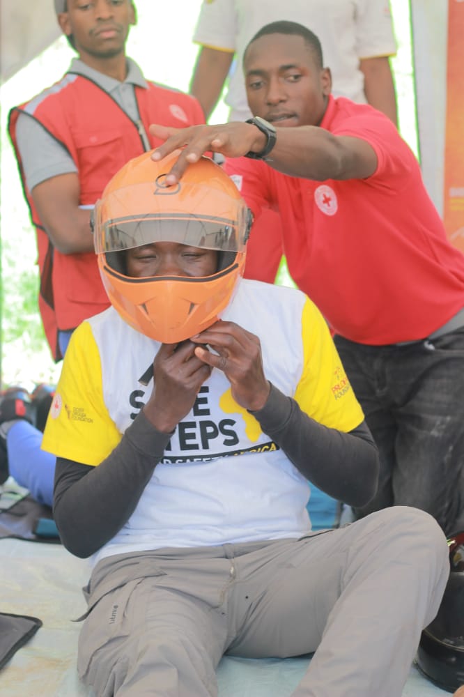 UgandaRedCross's tweet photo. #Bodaboda #Safestepscampaign
#RoadUsage #RoadSafety
#FirstAid
@PrudentialUG is committed to ensuring that road users are safe.

We target boda-boda cyclists because they are commonly involved in road traffic crashes.

👇Safe Helmet removal - First Aid https://t.co/oRcqCUc9Fp