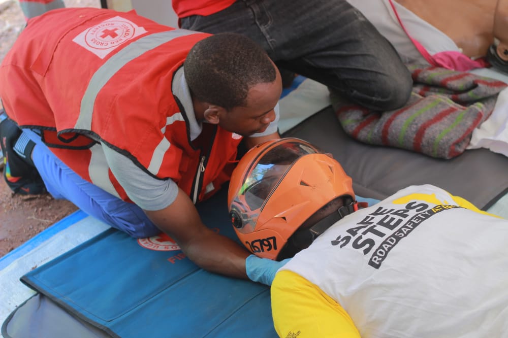 UgandaRedCross's tweet photo. #Bodaboda #Safestepscampaign
#RoadUsage #RoadSafety
#FirstAid
@PrudentialUG is committed to ensuring that road users are safe.

We target boda-boda cyclists because they are commonly involved in road traffic crashes.

👇Safe Helmet removal - First Aid https://t.co/oRcqCUc9Fp