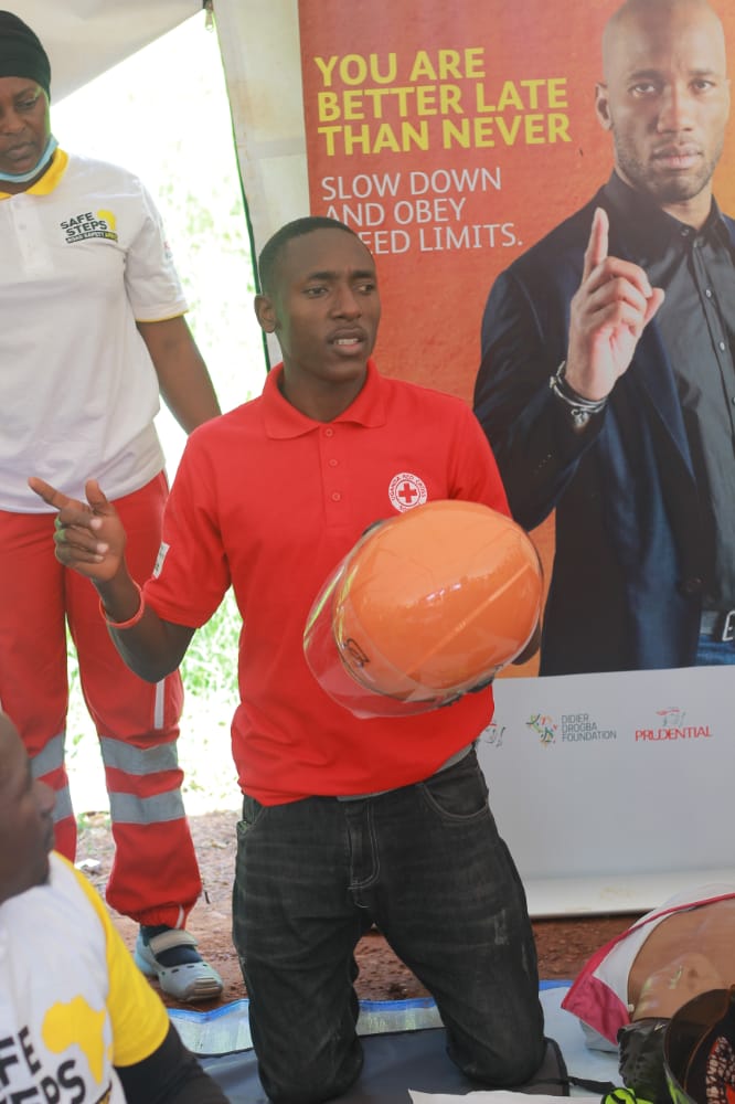 UgandaRedCross's tweet photo. #Bodaboda #Safestepscampaign
#RoadUsage #RoadSafety
#FirstAid
@PrudentialUG is committed to ensuring that road users are safe.

We target boda-boda cyclists because they are commonly involved in road traffic crashes.

👇Safe Helmet removal - First Aid https://t.co/oRcqCUc9Fp
