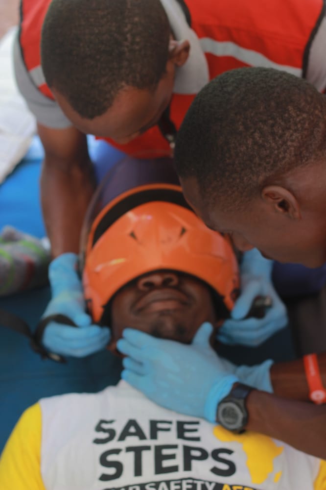 UgandaRedCross's tweet photo. #Bodaboda #Safestepscampaign
#RoadUsage #RoadSafety
#FirstAid
@PrudentialUG is committed to ensuring that road users are safe.

We target boda-boda cyclists because they are commonly involved in road traffic crashes.

👇Safe Helmet removal - First Aid https://t.co/oRcqCUc9Fp