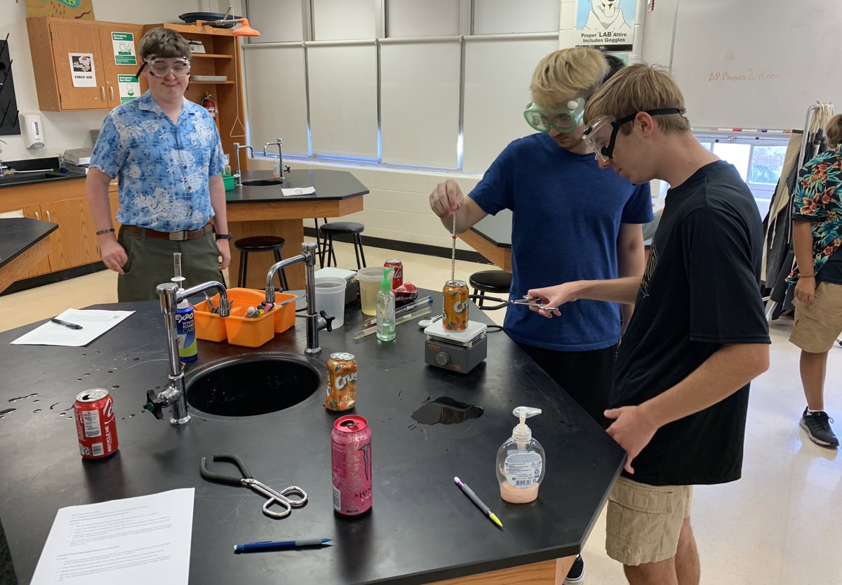 ThBryceisRight_'s tweet photo. AP Physics 2 students learning about the effects of atmospheric pressure on soda cans 🔥🥤♻️ #APphysics2 #HendersonScience #iamwfisd #ROHOScience https://t.co/8frulzBe9u
