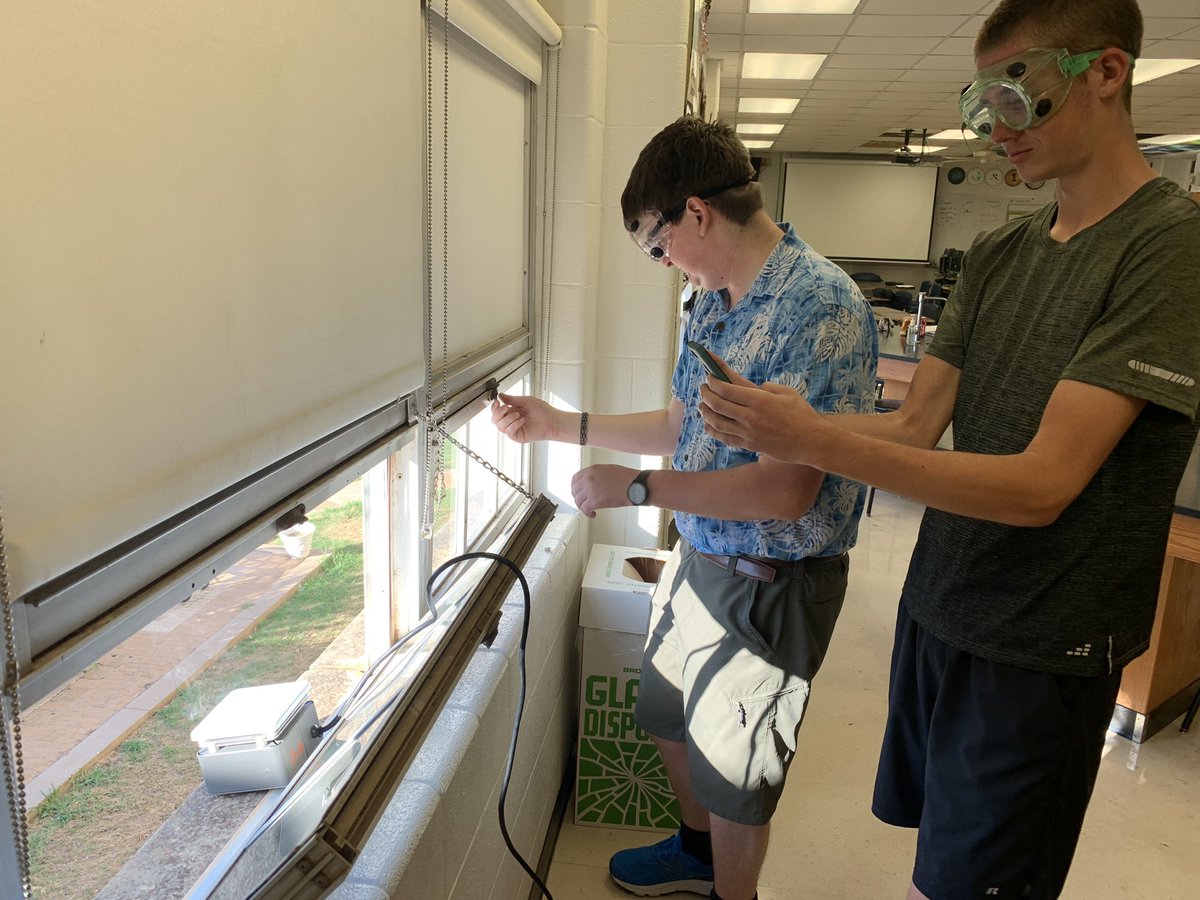 ThBryceisRight_'s tweet photo. AP Physics 2 students learning about the effects of atmospheric pressure on soda cans 🔥🥤♻️ #APphysics2 #HendersonScience #iamwfisd #ROHOScience https://t.co/8frulzBe9u