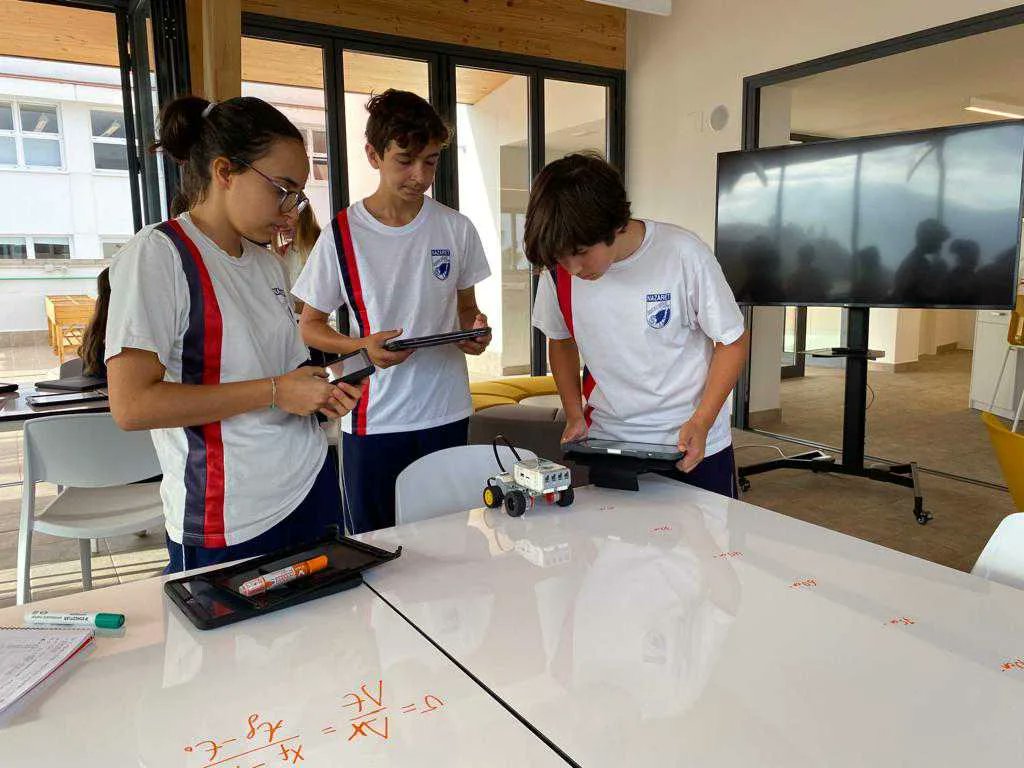 RealejosNazaret's tweet photo. Aprendizaje contextualizado y tangible. #CulturaMaker. Nuevos escenarios para Física y química.
.
.
#ReCrea #ReDiseña #ReConsiderarElMomentum #AulaMaker @coleinnovadores https://t.co/FvAzCpMfja