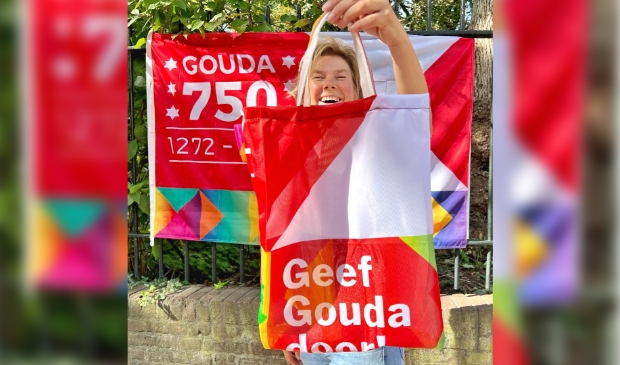 HKgoudsepost's tweet photo. Van vlag naar tas: de vlag van Gouda750 wordt duurzaam hergebruikt  -  https://t.co/wbZRG4Eltk https://t.co/Xw2H1hmubb