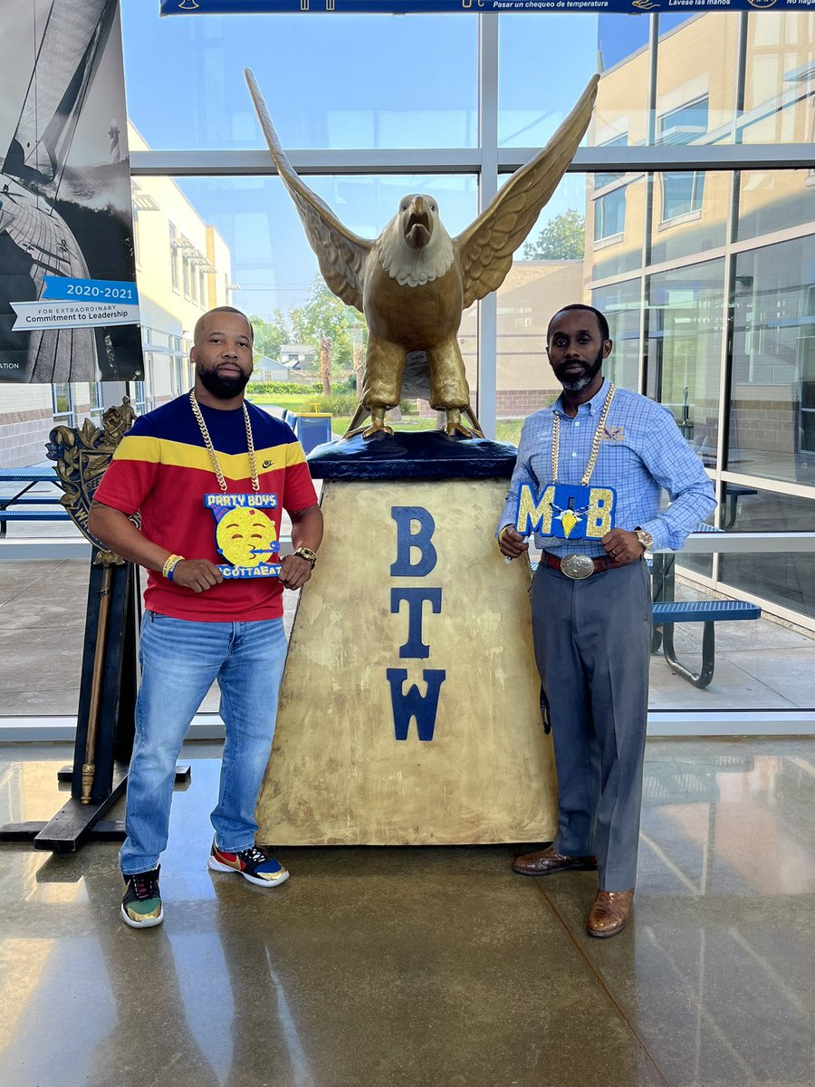 BTW_Houston's tweet photo. Our principal, @_cphilli2, is always #MakingOthersBetter (MOB) so our football team has provided him with some bling to wear as we close out our Homecoming Week. #EaglesPride #MyOffenseIsBetter #TheWashingtonWay 💙💛🦅 https://t.co/4vnhbwz7lz