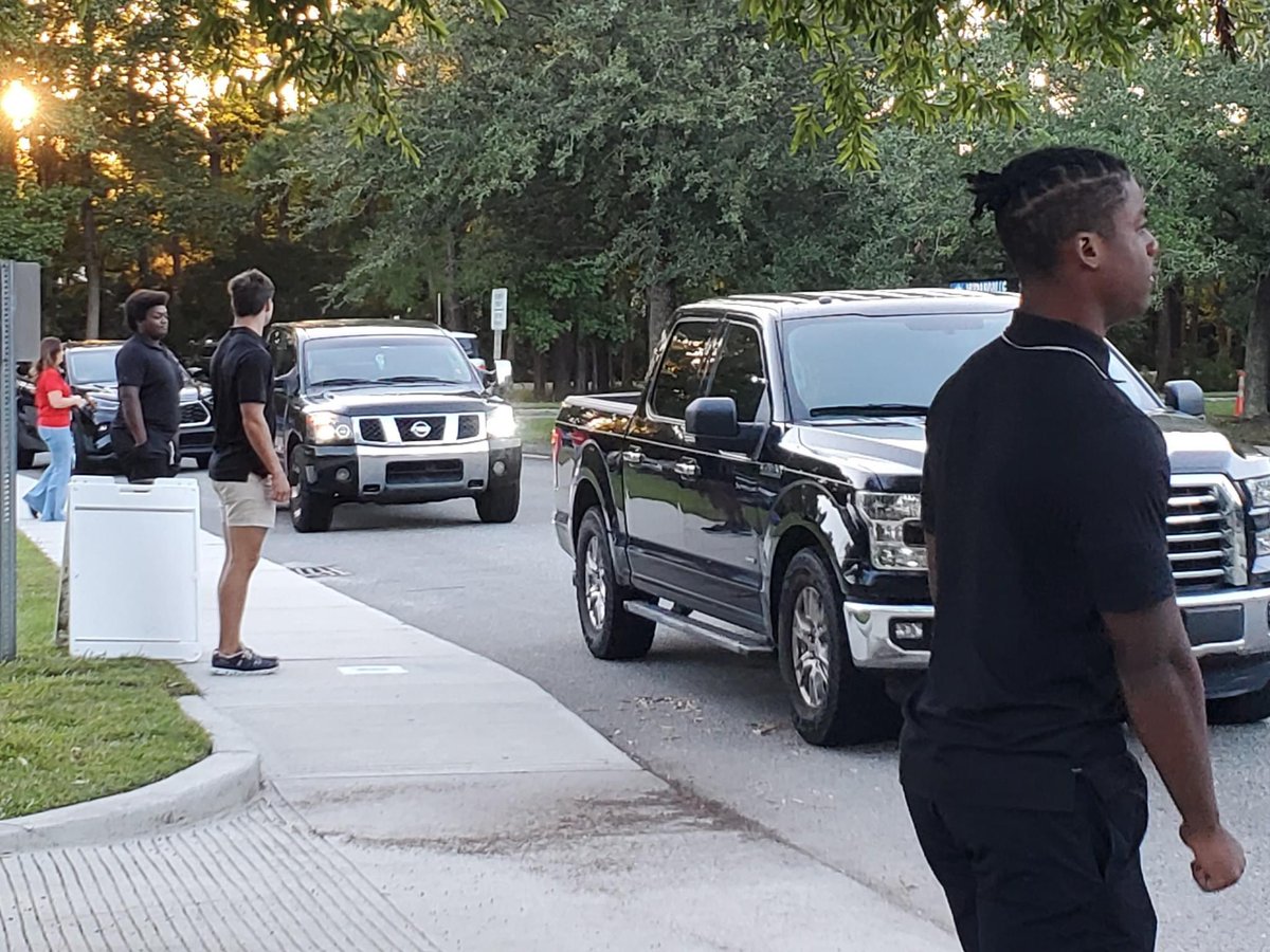 LaneyHighSchool's tweet photo. Our Laney High School football players went to Murrayville Elementary School bright and early this morning to open car doors for their students. 💙💛 @NewHanoverCoSch @Athletics_NHCS https://t.co/xj4V8enEM0