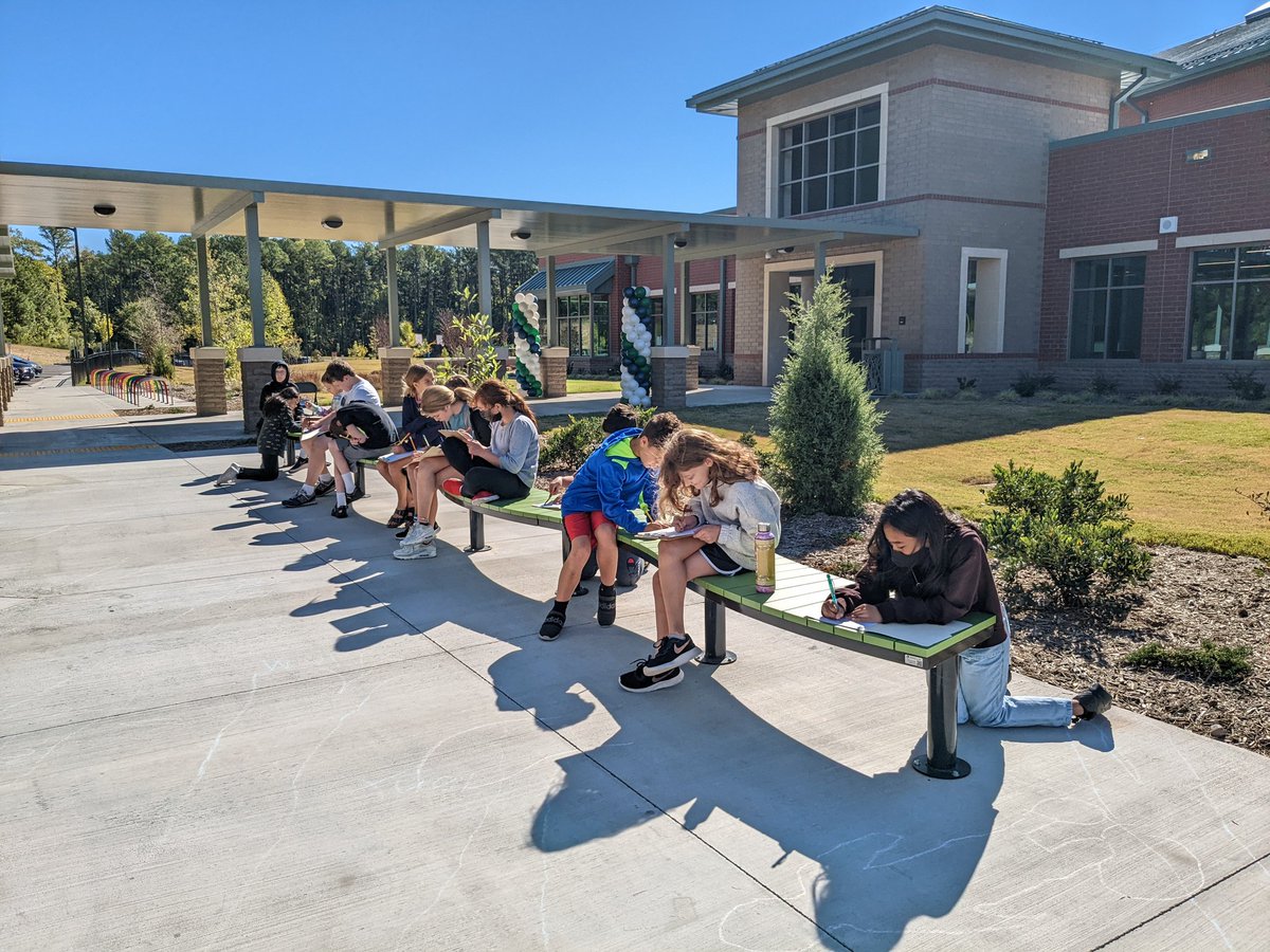 mrsdelverne's tweet photo. Exploration Time! Journaling about the weather! ☀️📝#lyonsfarm #dps @PrincipalJHop https://t.co/Bl5juvHCYa