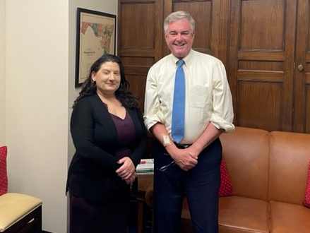 _ALLRISE_'s tweet image. Yesterday MD treatment court graduate Meg had the opportunity to speak w/ @RepDavidTrone about how the program helped her find long-term #recovery. Today, she's paying it forward as a peer mentor! TY Rep. Trone for supporting treatment courts, especially during #RecoveryMonth!