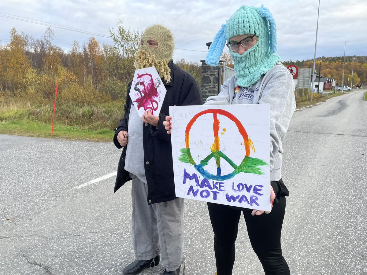 AmnestyNord's tweet photo. Grensemarkering under #barentspride Russiske aktivister deltar sammen med norske. https://t.co/rmyMPaeluj