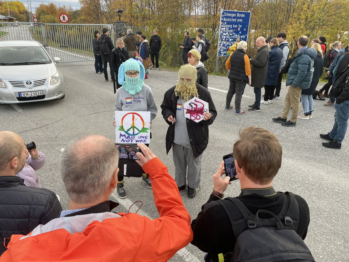 AmnestyNord's tweet photo. Grensemarkering under #barentspride Russiske aktivister deltar sammen med norske. https://t.co/rmyMPaeluj