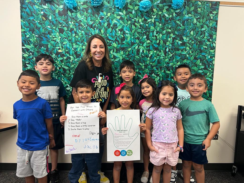 RChurchiee's tweet photo. #StartWithHelloWeek These K Ss @Blackshear Pledge to Always start with a Friendly "HELLO" There are so many ways to connect with others! Take a chance, it’s worth it! #BlackshearShinesBright #KinderWithChurch @KleinISD @KISD_Counselors https://t.co/hRTgX9nsLl