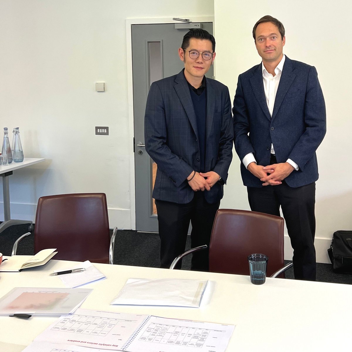 jedeneve's tweet photo. A pleasure to meet with His Majesty King Jigme Khesar Wangchuck of Bhutan today @UniofOxford @OxfordSBS 🇧🇹
In-depth discussion of #wellbeing metrics, World Happiness Report methodology @HappinessRpt @Gallup, and how to best place #wellbeing at the heart of policy making 👏 https://t.co/yaLVOi9GrU