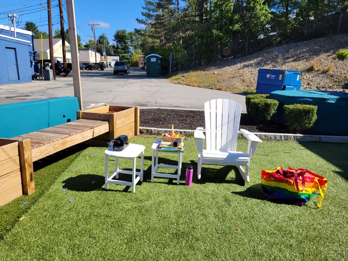 Miss Amanda is at Burlington's Pocket Park for this morning's 11:00 Storytime! Join her for music, bubbles and stories. 

#BringMeToBurlington