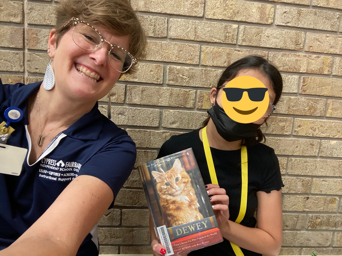 The Fri-YaY! you find one of your 6th graders checking out one of your favorite 📕 of all time from the library! @simona_maurice @CampbellGators @CathyKLitzinger I love readers!!! #setinIowa #librarycat