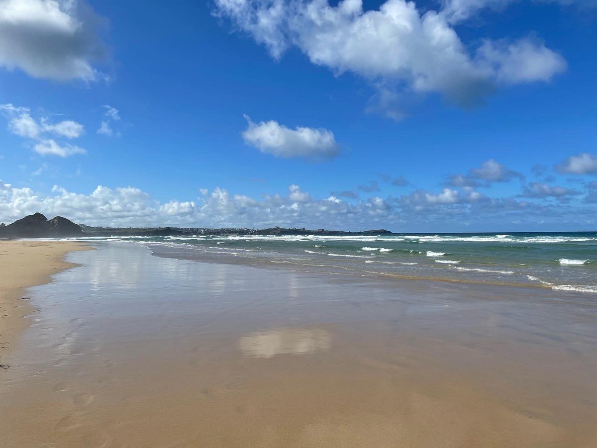 karamelykaren67's tweet photo. A breezy walk along the beach to blow away this heavy cold. Joined by the solicitous Chris and the parish pug who gallantly put up with my coughing and spluttering #seaair #annualleave #WatergateBay #itstimetogohome #wheezyWilson #enoughisenough https://t.co/2ZvDPofbER