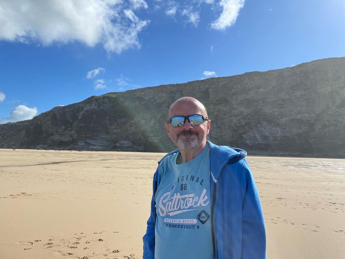 karamelykaren67's tweet photo. A breezy walk along the beach to blow away this heavy cold. Joined by the solicitous Chris and the parish pug who gallantly put up with my coughing and spluttering #seaair #annualleave #WatergateBay #itstimetogohome #wheezyWilson #enoughisenough https://t.co/2ZvDPofbER