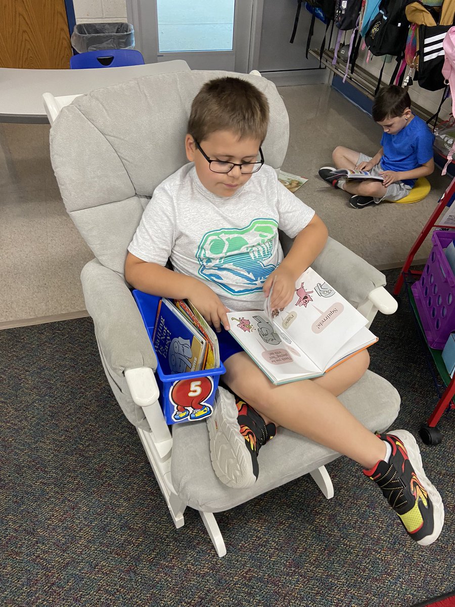 barton2ndgrade's tweet photo. We are working hard on building our reading stamina. #wegienkawildcat https://t.co/5Fa2CDwR1D