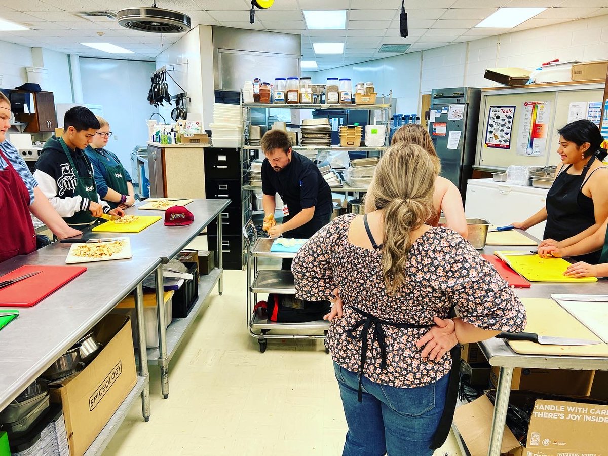Students in Mrs. Kitchin's culinary class received knife training from former student and current Chef at Stonewalls Billy Corrigan.  What a great opportunity to learn from a professional.  #CTEforNC #AveryCTE