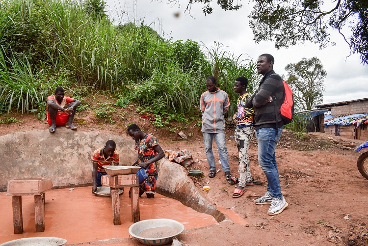 equaltimes's tweet photo. 🇨🇲Unregulated gold mining is costing lives in Cameroon’s East Region
➡️https://t.co/aIux22iYou
🖋️📸 Yannick Armel Kenné
#Cameroon #ArtisanalMining #ChildLabour #PrecariousWork #DeathAtWork #SustainableDevelopment https://t.co/TJBHqJ1RUG