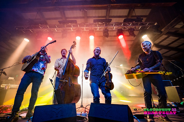 floydfest's tweet photo. .@stringdusters performing at @floydfest 22~Heartbeat
#music #magic #mountains #progressivebluegrass #stringdusters #heartbeat #countryrocksbutbluegrassrules
📸 @seylpark https://t.co/7E4pkXjTcG
