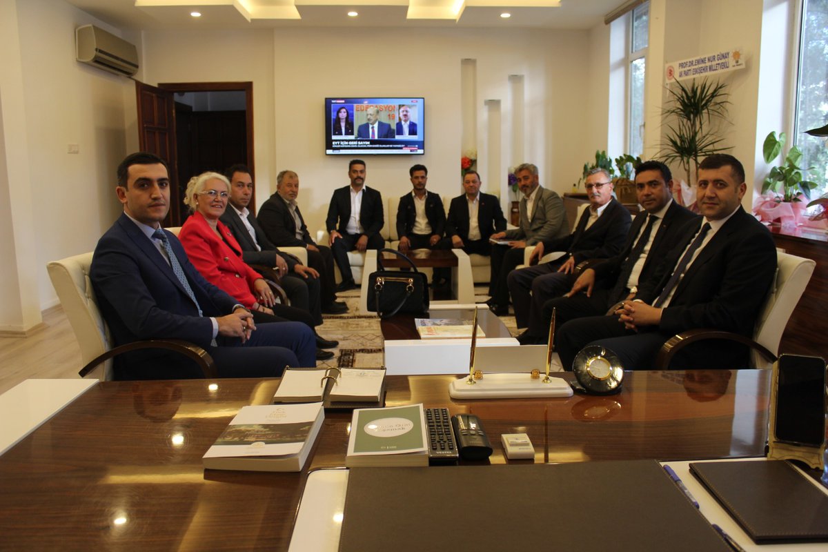 Milliyetçi Hareket Partisi Kayseri Milletvekili Sayın Mustafa Baki ERSOY beraberindeki heyetle birlikte Kaymakamımız Sayın Hasan ÇAKIR'ı makamında ziyaret etti.
<a href="/eskvaliligi/">T.C. Eskişehir Valiliği</a> <a href="/hasancakirmia/">Hasan ÇAKIR</a>