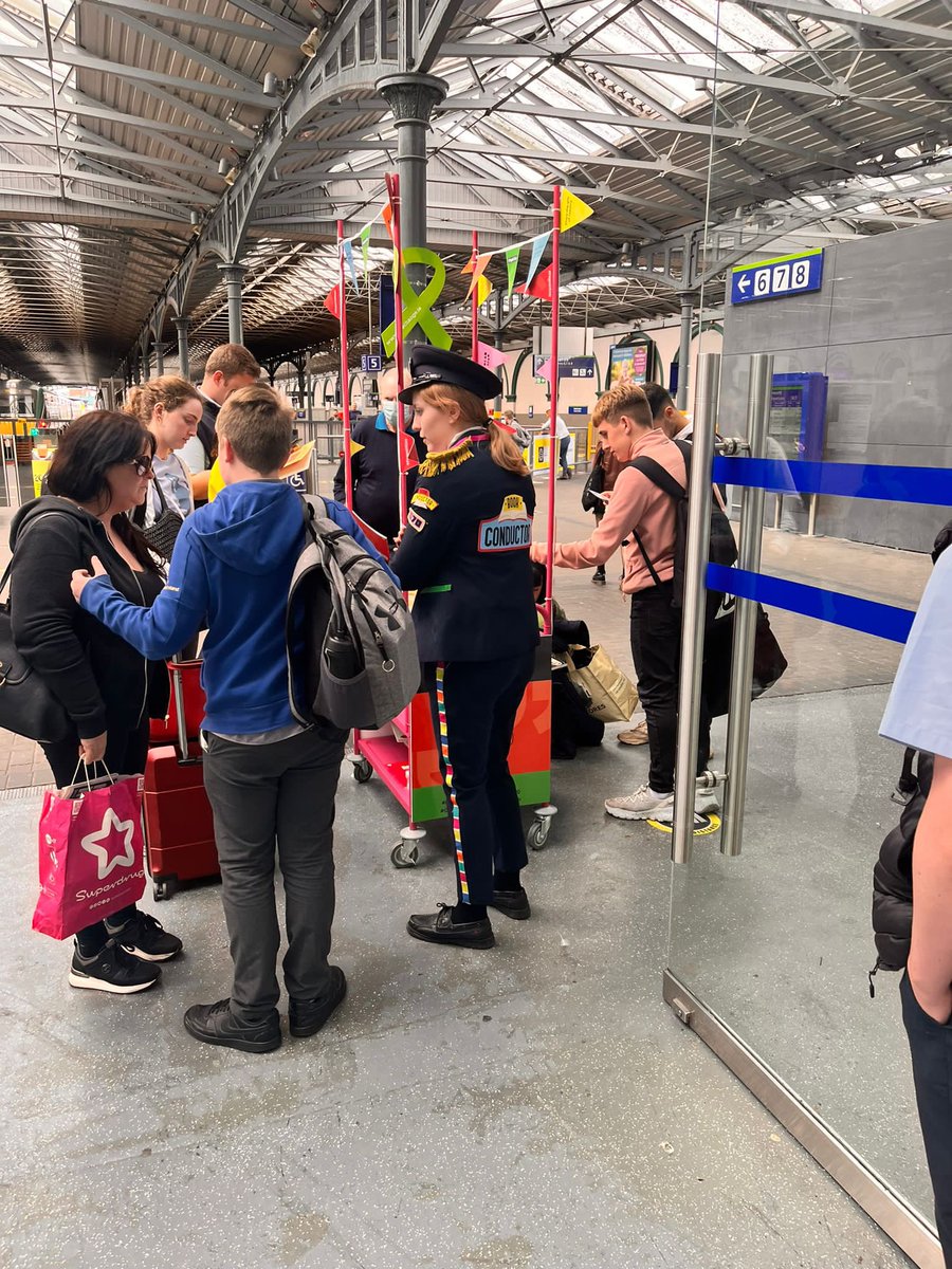 StatesidePortal's tweet photo. .@IrishRail have Trumped the 🐝 initiative today at Heuston with free books to celebrate #CultureNight2022 - just another reason to love public transport! #giftssorted 😊 👏👏 https://t.co/ix7cGCnjFH