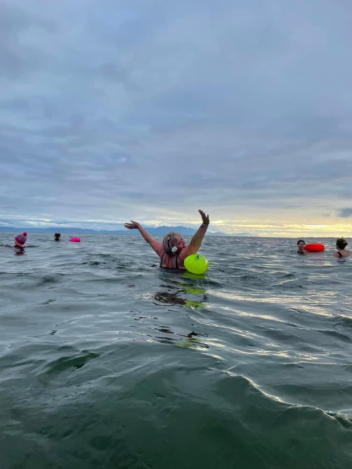 Fio_namac's tweet photo. @SelkieSwimCo @QueenfordSwimrs @HenleySwim @SwimSecureUK @MadHatterSports @outdoor_swimmer @WildSwimBrother @emkhowley @stuart73g @GenerousApe Navy would be perfect for after our wild swim! Thanks for the chance @Megsnippa https://t.co/1w2mljOcrL