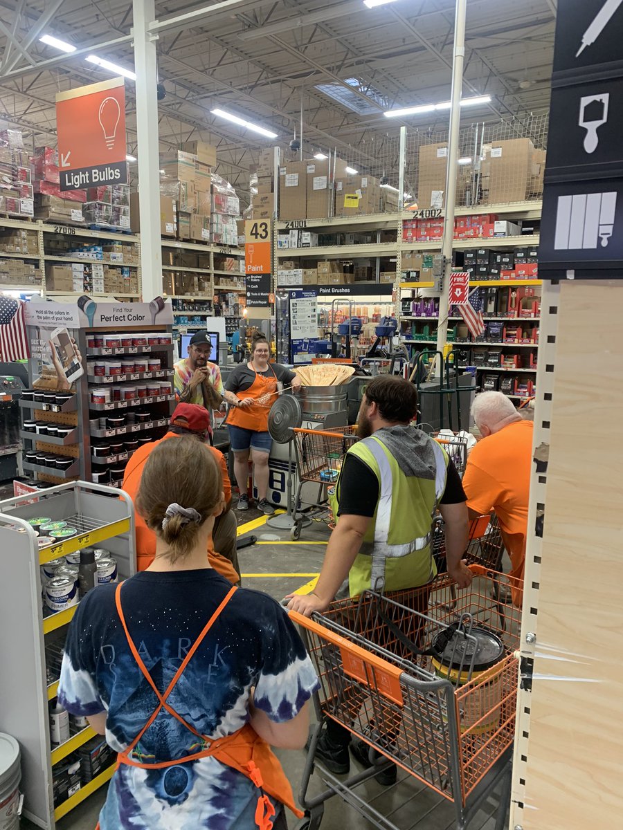 Amanda having a great evening meeting and teaching associates how to mix paint. Great work! <a href="/Carlos_A_Hnndz/">Carlos Hernandez</a> <a href="/defranco1586/">josh defranco</a> @GroveMighty @Sean_Monty_ <a href="/TabbiHewlett/">Tabbi Hewlett</a> @TishJones813