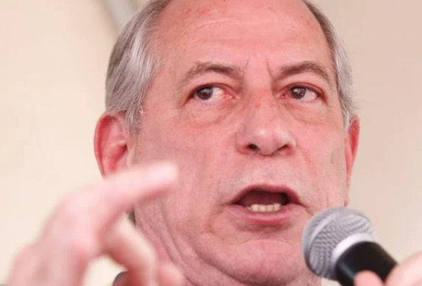 Metropoles's tweet photo. ➡️Ciro Gomes: “Lula e Bolsonaro disputam para ver qual é mais corrupto”

Candidato do PDT voltou a criticar Jair Bolsonaro (PL) e Lula (PT), seus adversários na corrida ao Palácio do Planalto

Leia: https://t.co/PRPuMLfUcW https://t.co/DJ4PUt0wK3