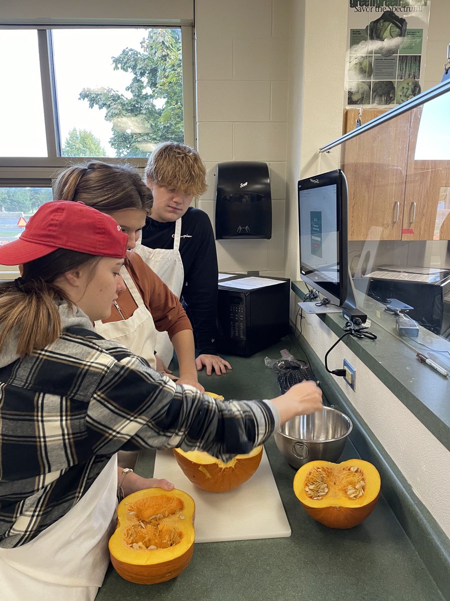 Thank you ⁦<a href="/ToniSaso/">Toni Gabriel</a>⁩ and the GK FFA for the pie pumpkins. There were lots of smiles. We are looking forward to roasted pumpkin seeds and homemade pumpkin pie. #gkcogs #gkffa #SayYestoFCS