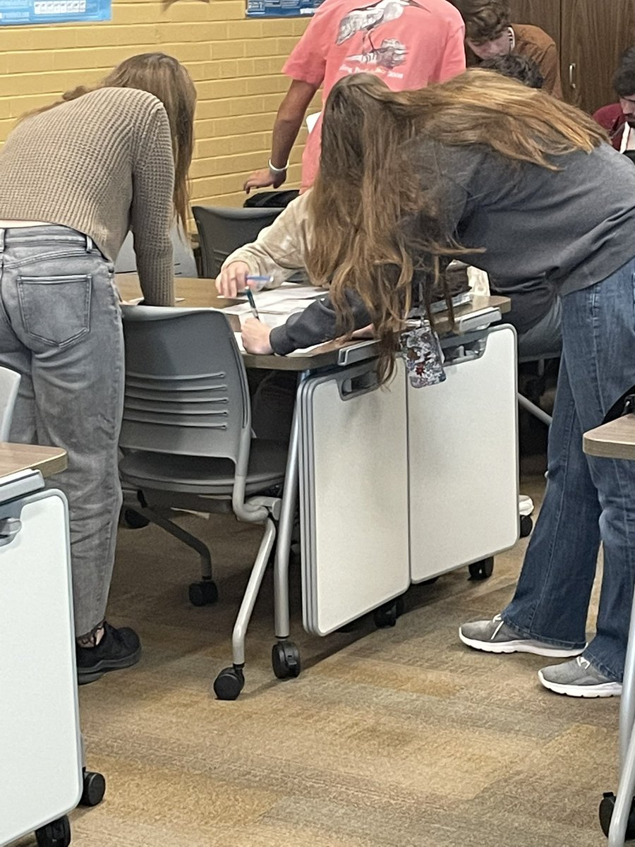 Mr_C_in_122's tweet image. #LPAPUSH sharing out information about the American Revolution they discovered from secondary sources as preparation for analyzing sources for upcoming DBQs! #ActiveLearning!