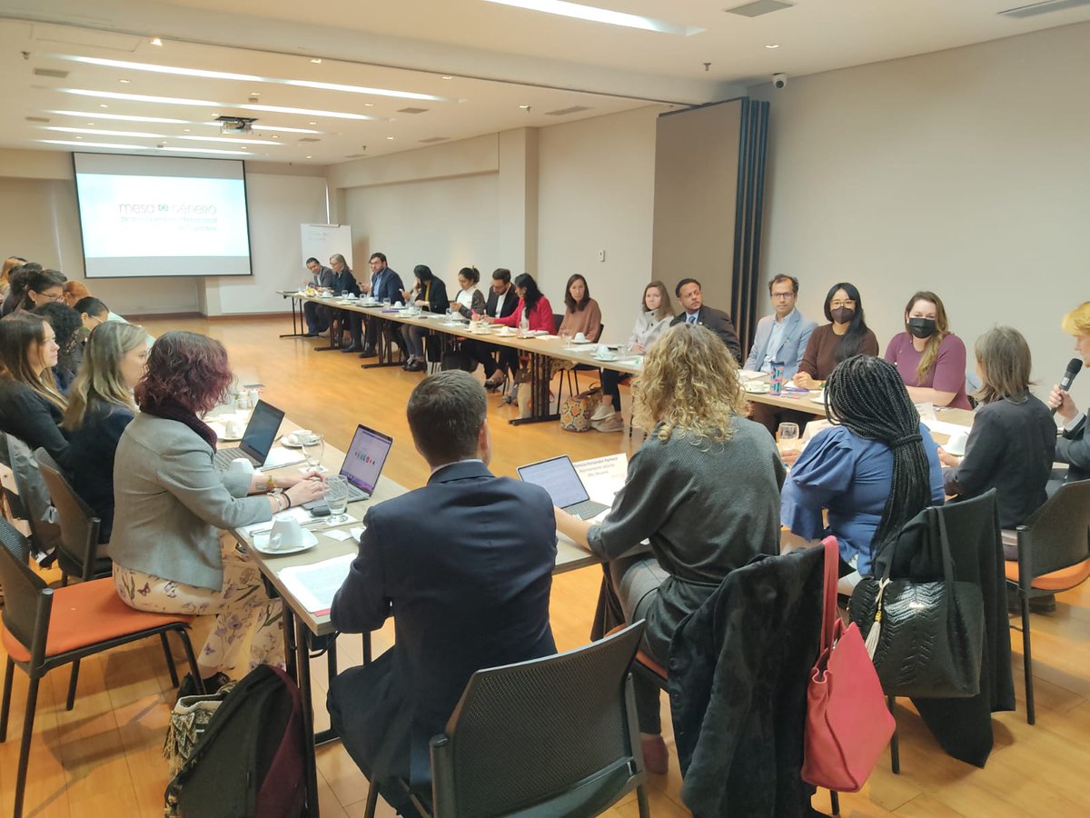 equidad_mujer's tweet photo. #ENESTEMOMENTO en la #MesaDeGenero junto al @DNP_Colombia, @ONUMujeresCol y otras agencias de cooperación trabajamos con compromiso para garantizar la participación de las mujeres en los diálogos regionales del Plan Nacional de Desarrollo. 

#LasMujeresTienenLaPalabra https://t.co/ww9HyeXqNM