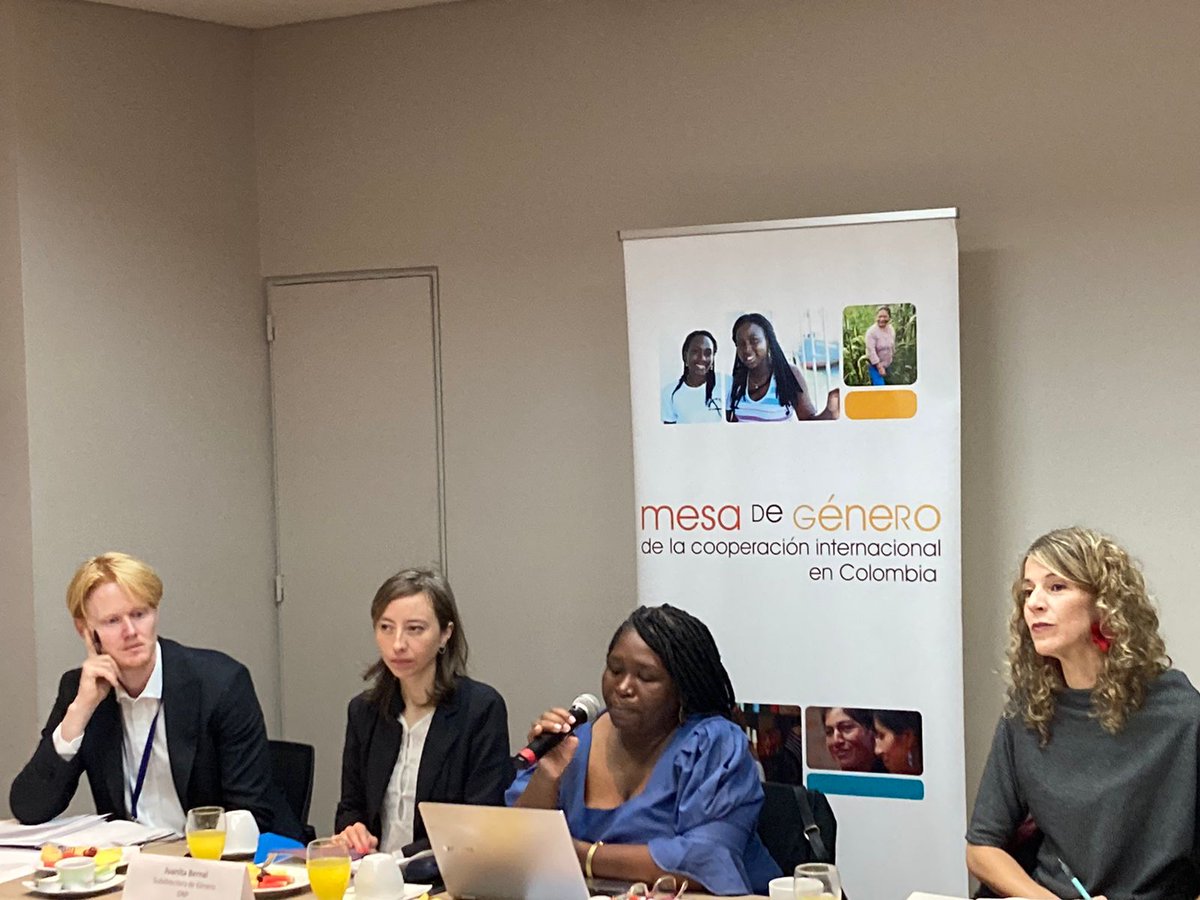 equidad_mujer's tweet photo. #ENESTEMOMENTO en la #MesaDeGenero junto al @DNP_Colombia, @ONUMujeresCol y otras agencias de cooperación trabajamos con compromiso para garantizar la participación de las mujeres en los diálogos regionales del Plan Nacional de Desarrollo. 

#LasMujeresTienenLaPalabra https://t.co/ww9HyeXqNM