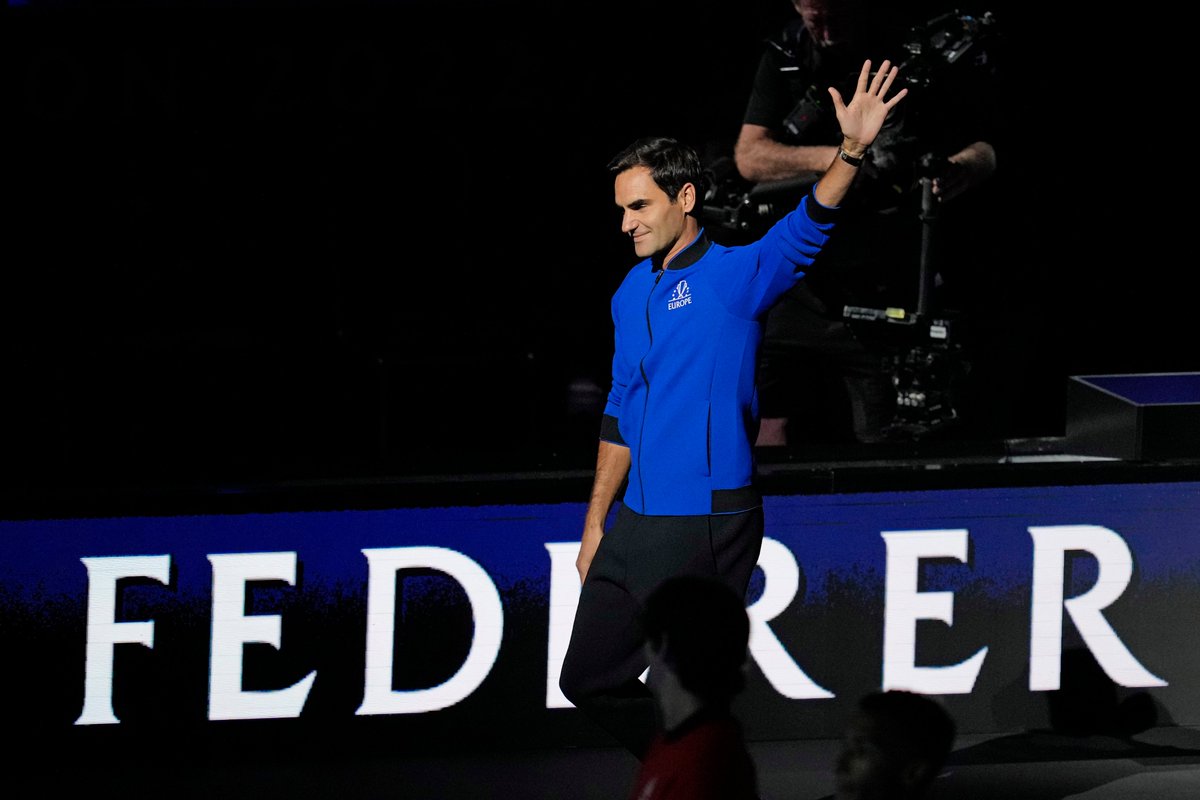 goitiatenis's tweet photo. 👏👏👏¡GRACIAS ETERNAS! Un día, este día iba a llegar... Buscó seguir deleitando con su raqueta, pero una rodilla no lo deja. Se va Roger, se va Federer, el maestro suizo, el que marcó una era. Parecía que no sudaba, brillaba y hacía magia.
Se va el ídolo de millones y millones!! https://t.co/oBXRbNZNXc